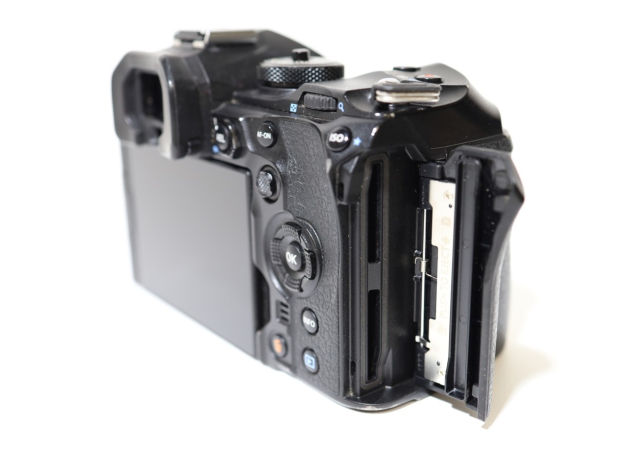 OM SYSTEM OM-1 Mark II �{�f�B