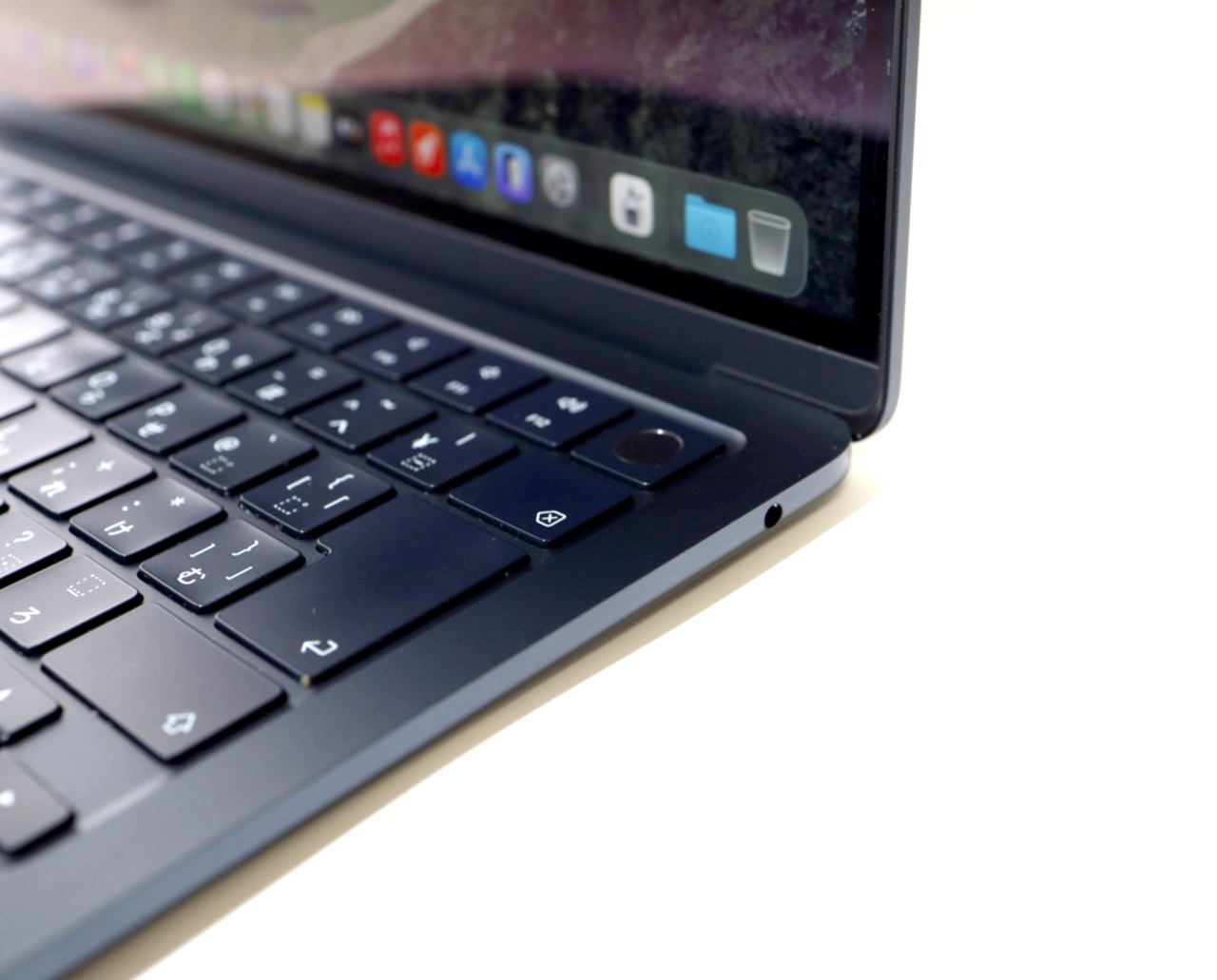 MacBook Air Liquid Retina�f�B�X�v���C 13.6 MLY43J/A [�~�b�h�i�C�g]
