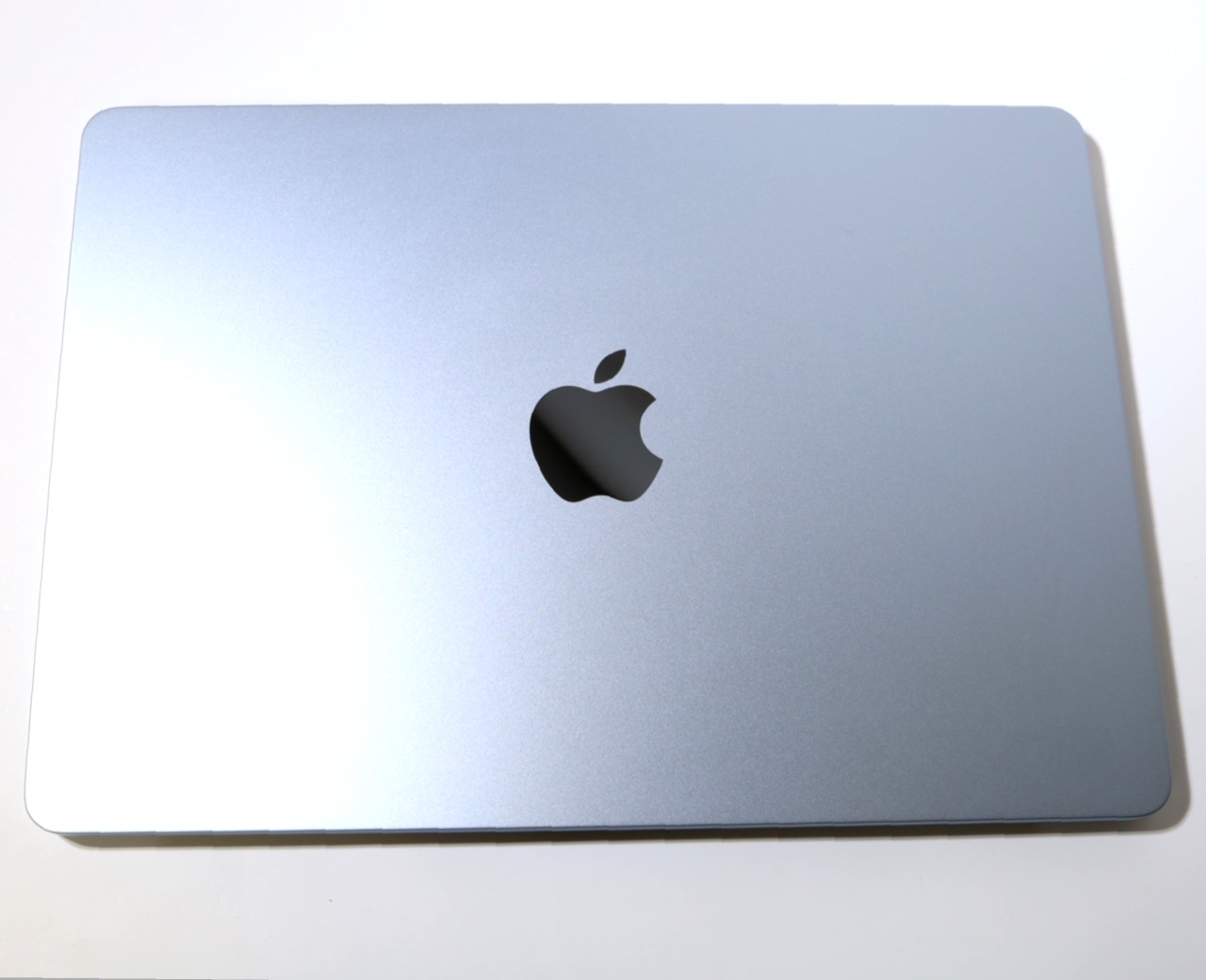 MacBook Air 13.6�C���` Liquid Retina�f�B�X�v���C Early 2025�EM4�E������16GB�ESSD256GB���ڃ��f��